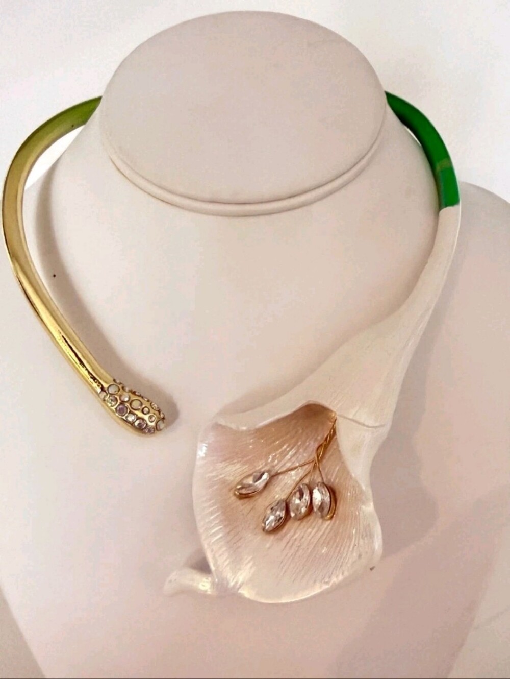 NWT  Authentic BETSEY JOHNSON Calla Lily Collar Necklace